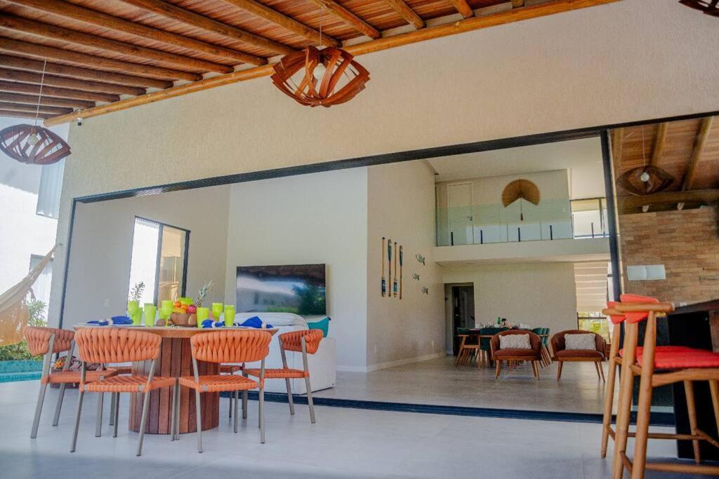 Casa de alto padrão em muro alto