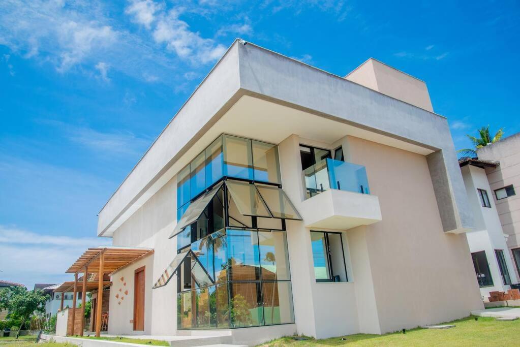 Casa de alto padrão em muro alto