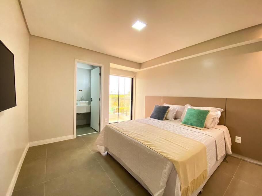 Casa de alto padrão em muro alto