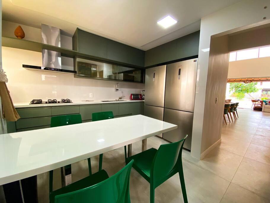 Casa de alto padrão em muro alto