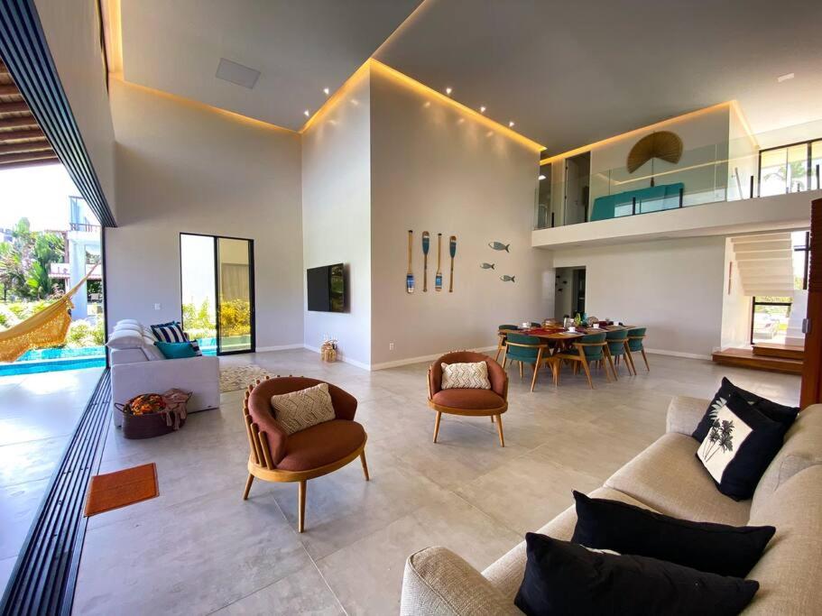 Casa de alto padrão em muro alto