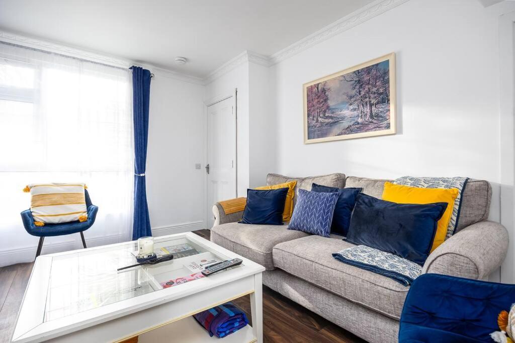 Lovely 2BR house - 8 min walk to Broombridge station
