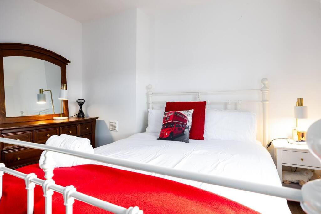 Lovely 2BR house - 8 min walk to Broombridge station