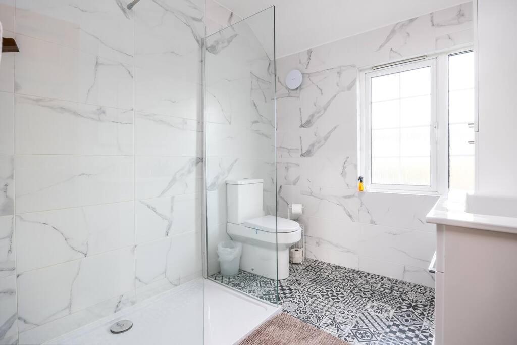 Lovely 2BR house - 8 min walk to Broombridge station