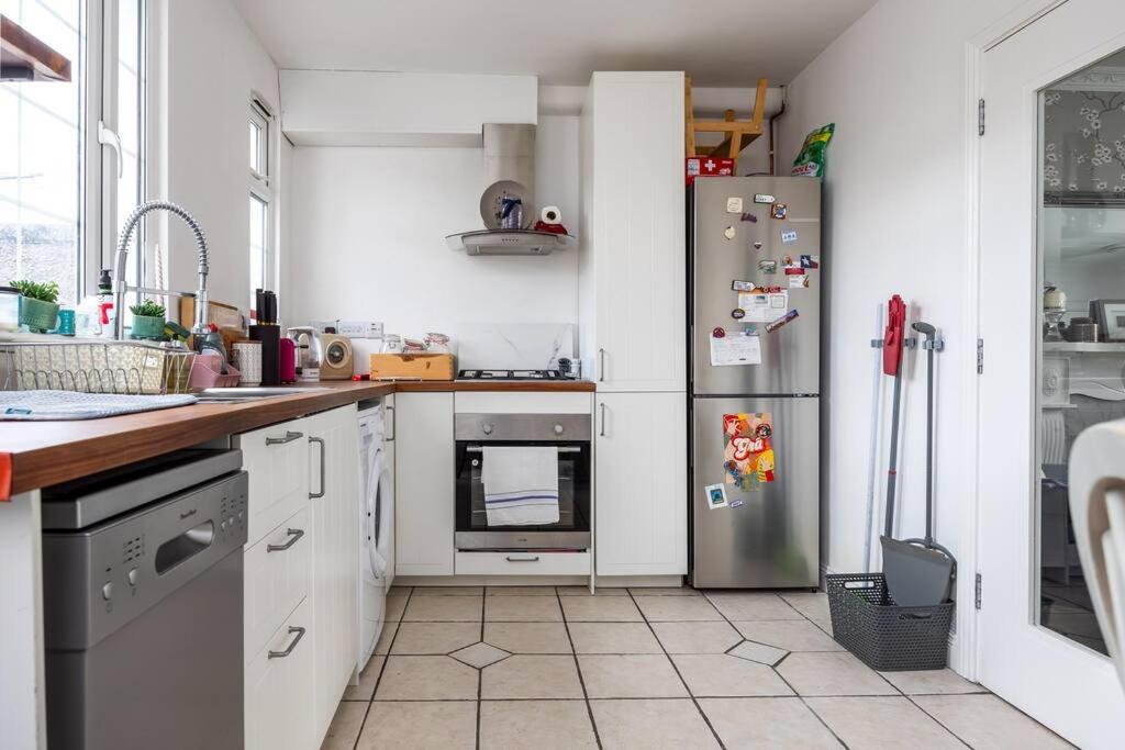 Lovely 2BR house - 8 min walk to Broombridge station
