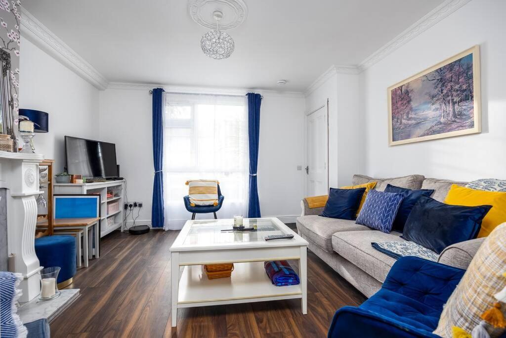 Lovely 2BR house - 8 min walk to Broombridge station