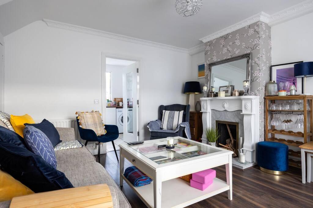 Lovely 2BR house - 8 min walk to Broombridge station