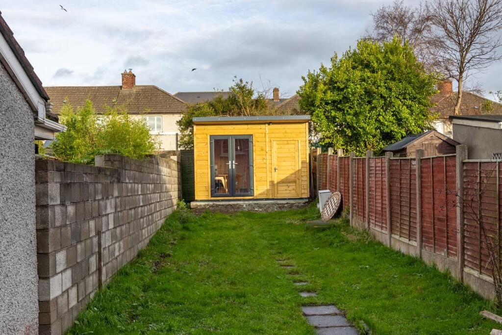 Lovely 2BR house - 8 min walk to Broombridge station