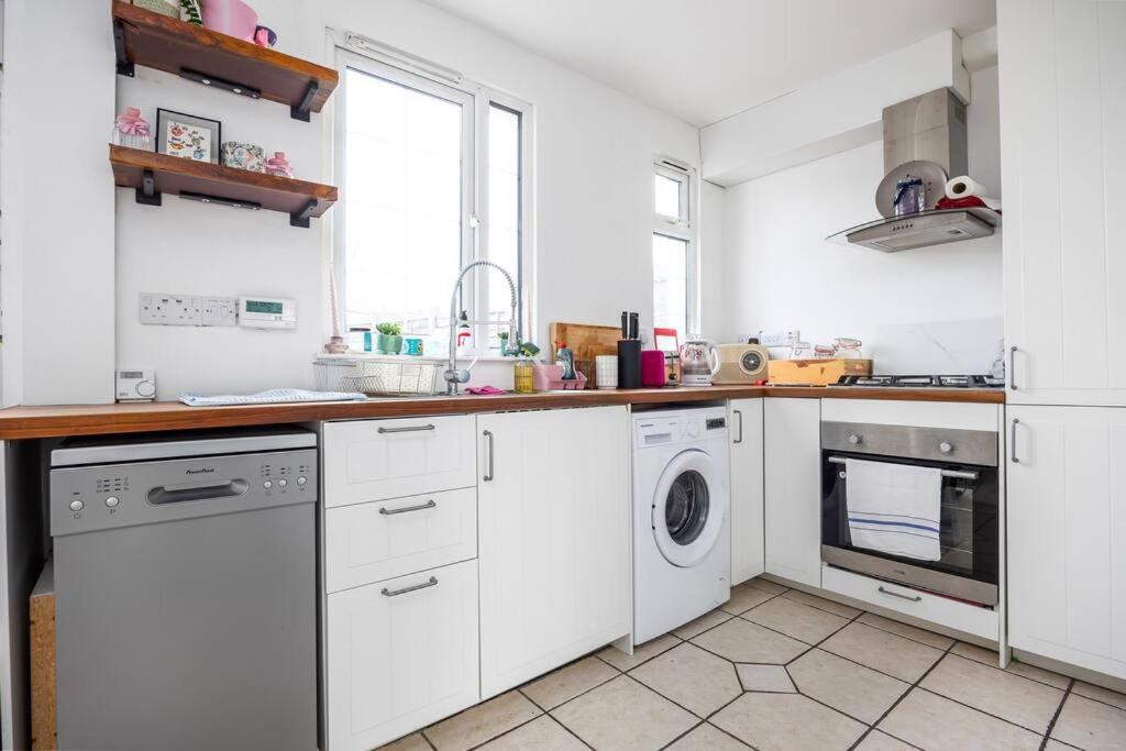 Lovely 2BR house - 8 min walk to Broombridge station