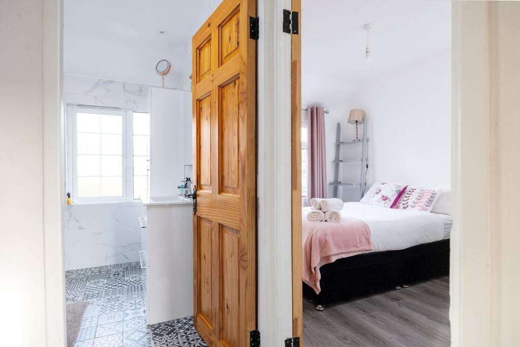 Lovely 2BR house - 8 min walk to Broombridge station