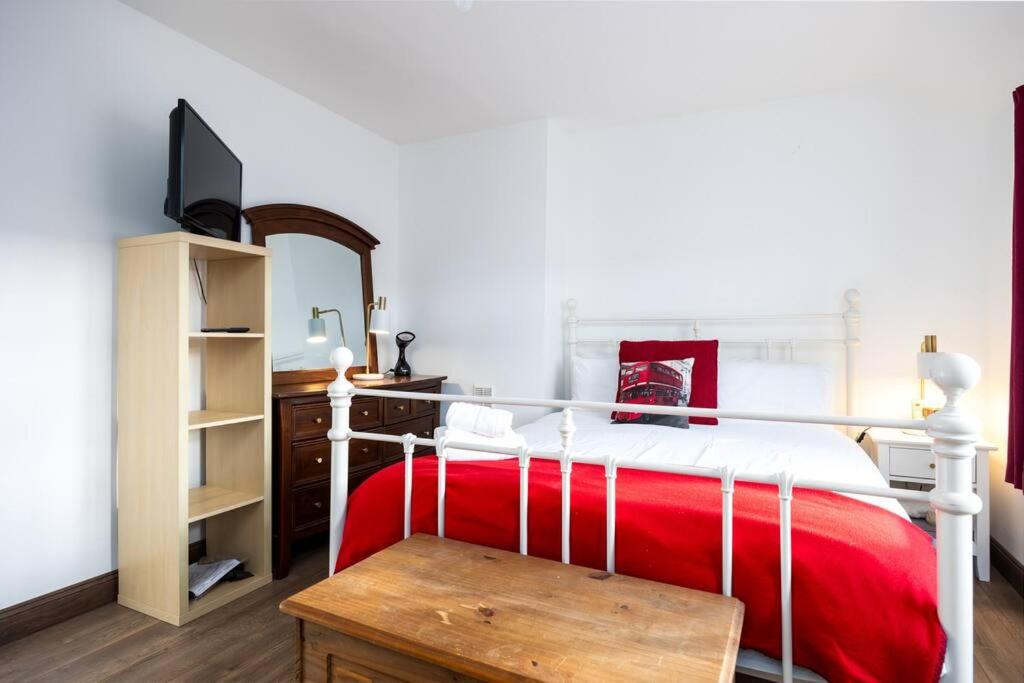 Lovely 2BR house - 8 min walk to Broombridge station