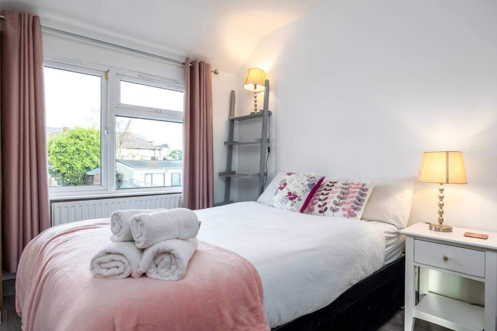 Lovely 2BR house - 8 min walk to Broombridge station