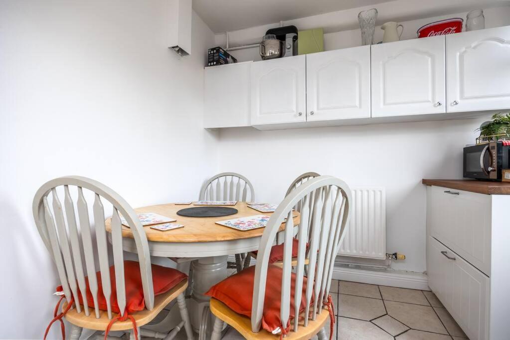 Lovely 2BR house - 8 min walk to Broombridge station