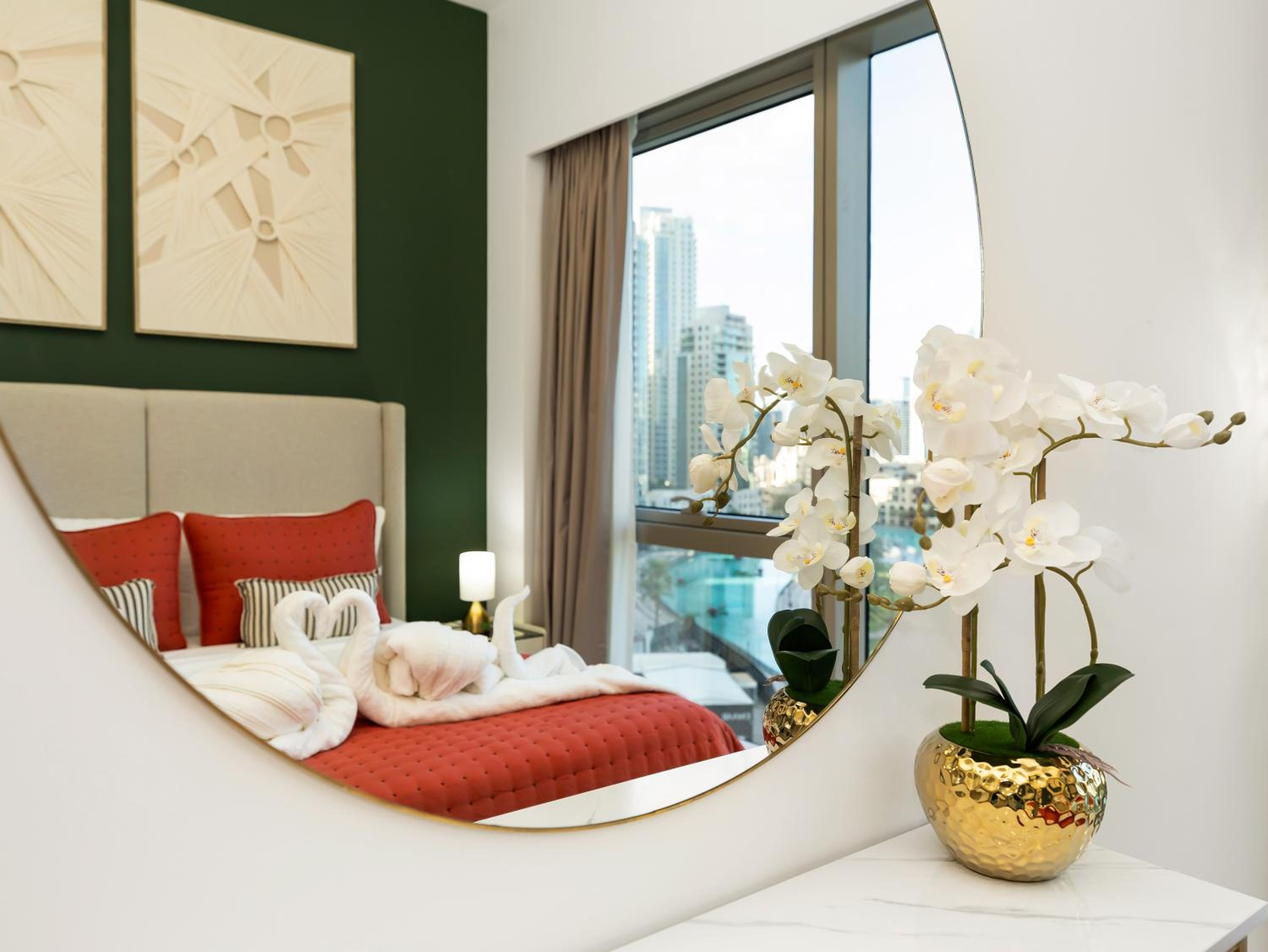 Luxury Two Bedroom Apartment with Balcony, Full Burj Khalifa & Fountain Views by Delujo Stays
