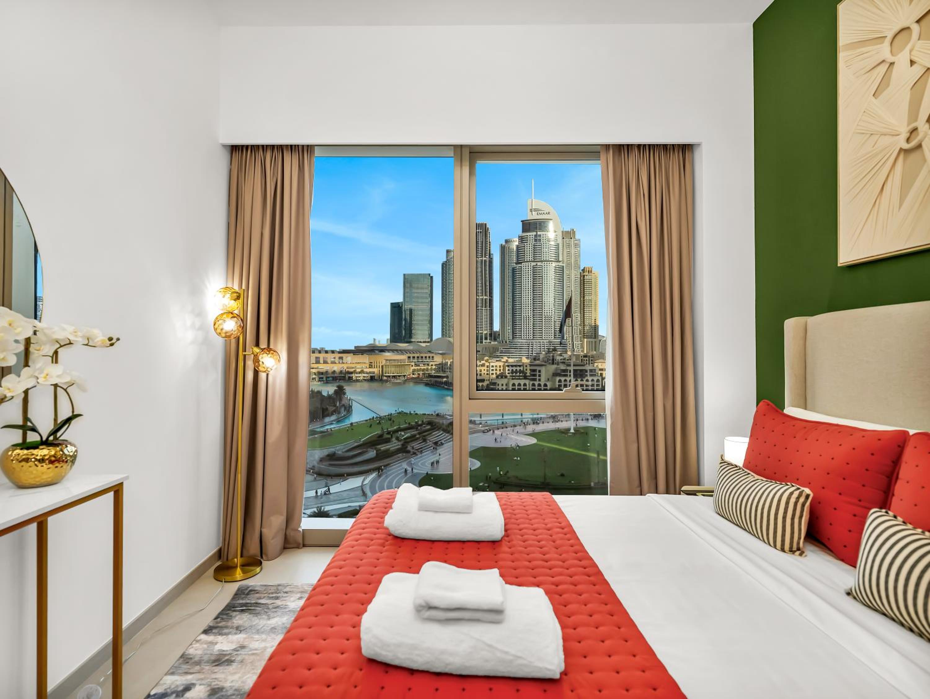 Luxury Two Bedroom Apartment with Balcony, Full Burj Khalifa & Fountain Views by Delujo Stays