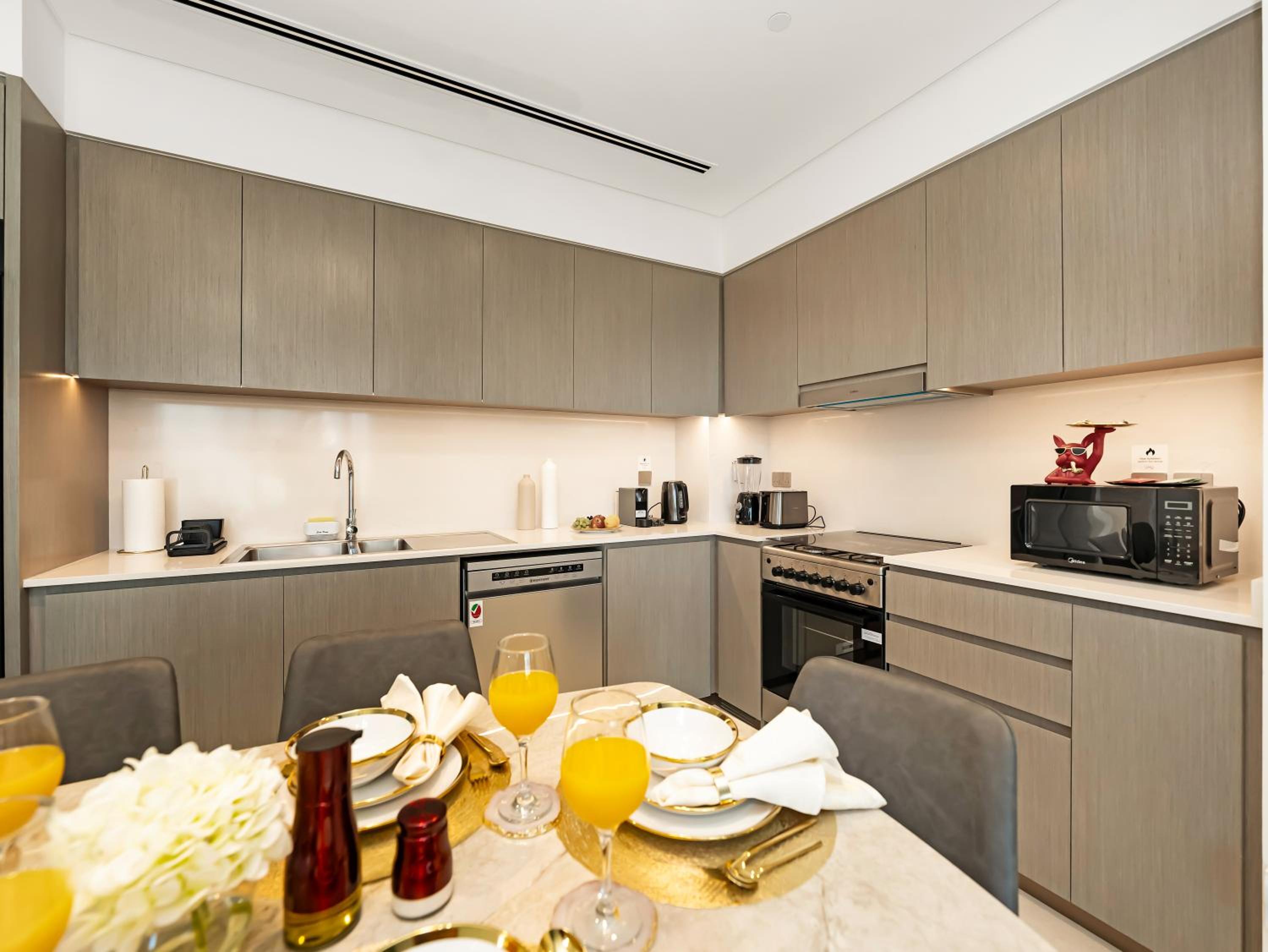 Luxury Two Bedroom Apartment with Balcony, Full Burj Khalifa & Fountain Views by Delujo Stays