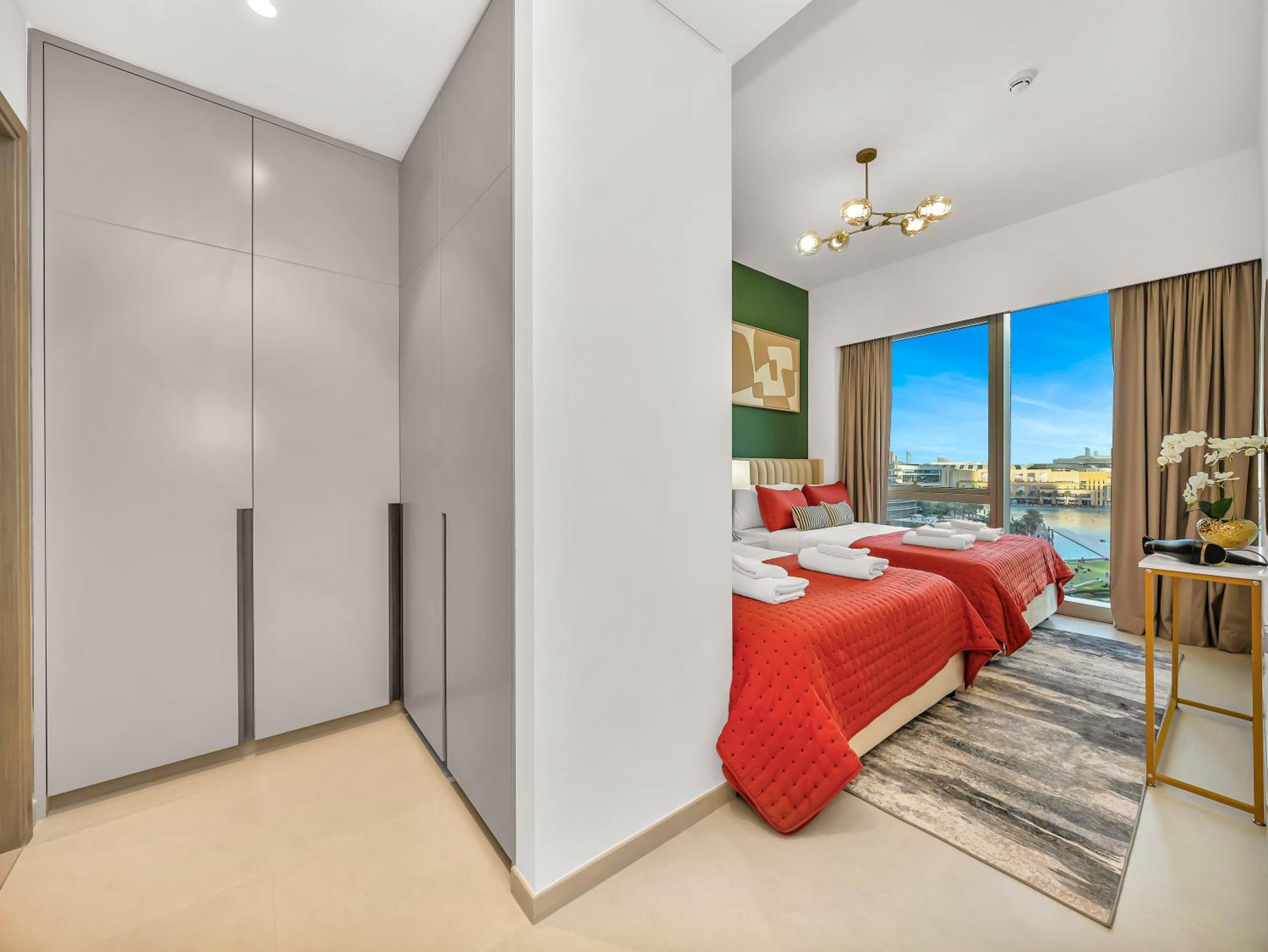 Luxury Two Bedroom Apartment with Balcony, Full Burj Khalifa & Fountain Views by Delujo Stays