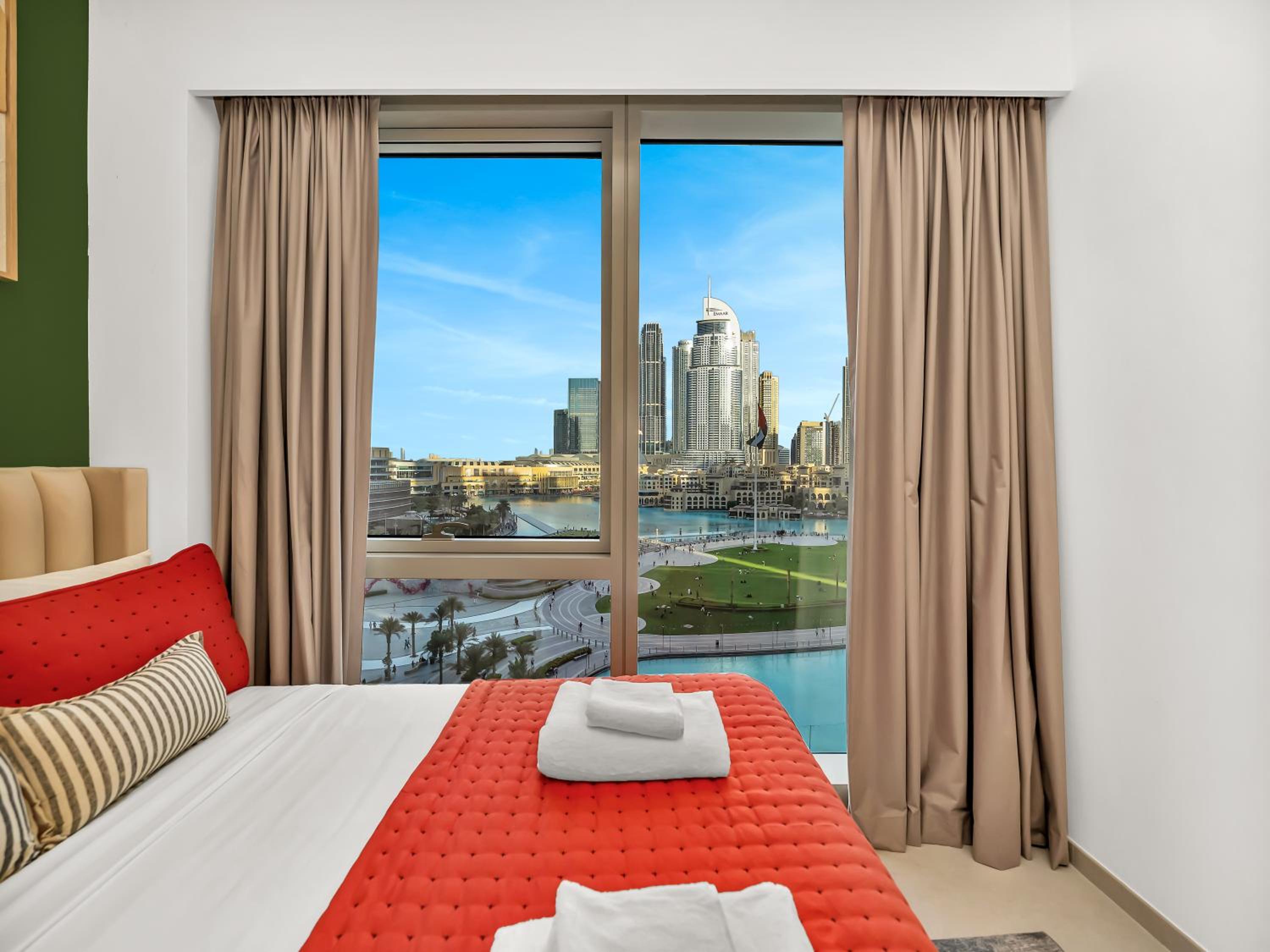 Luxury Two Bedroom Apartment with Balcony, Full Burj Khalifa & Fountain Views by Delujo Stays