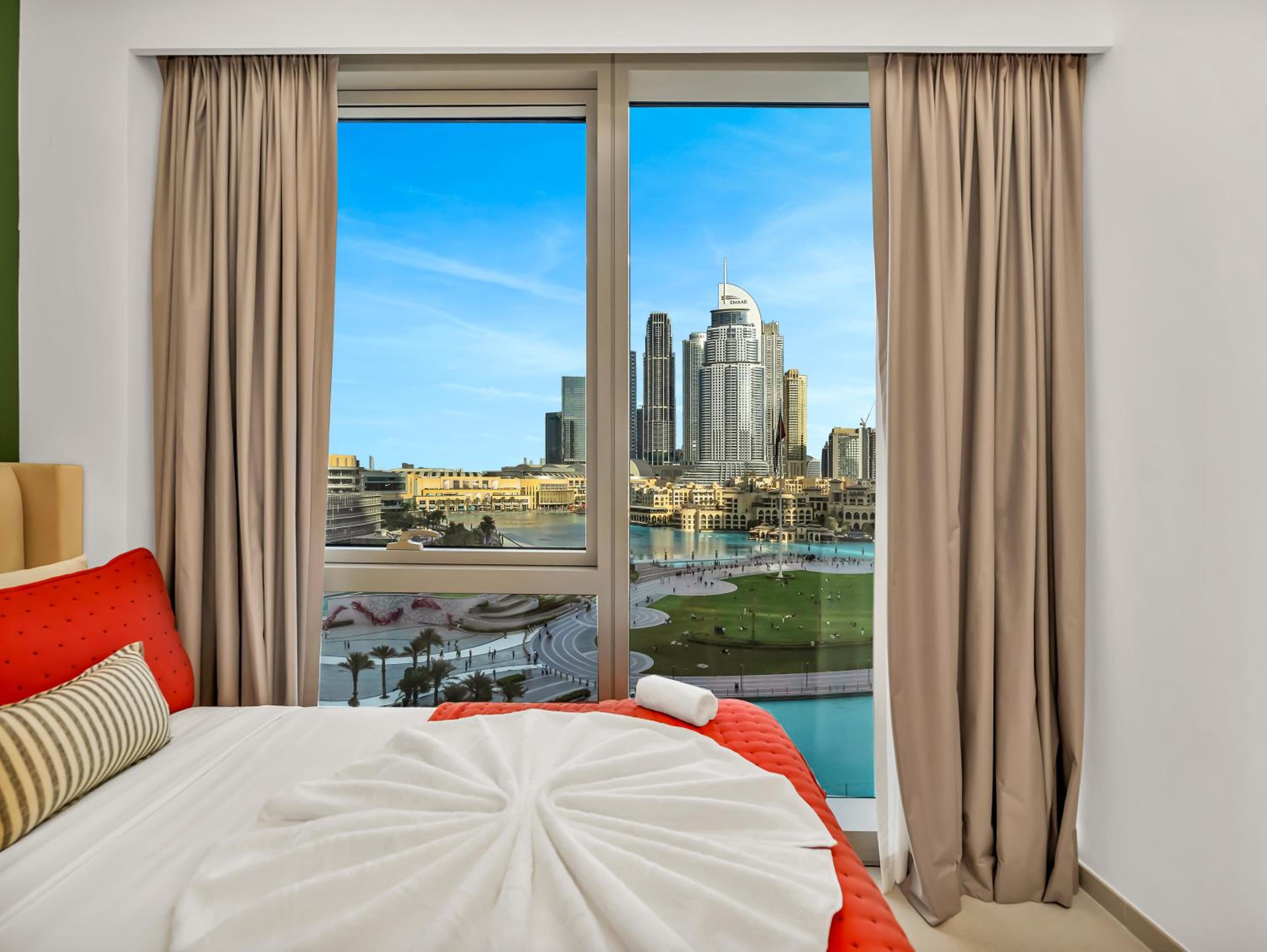 Luxury Two Bedroom Apartment with Balcony, Full Burj Khalifa & Fountain Views by Delujo Stays