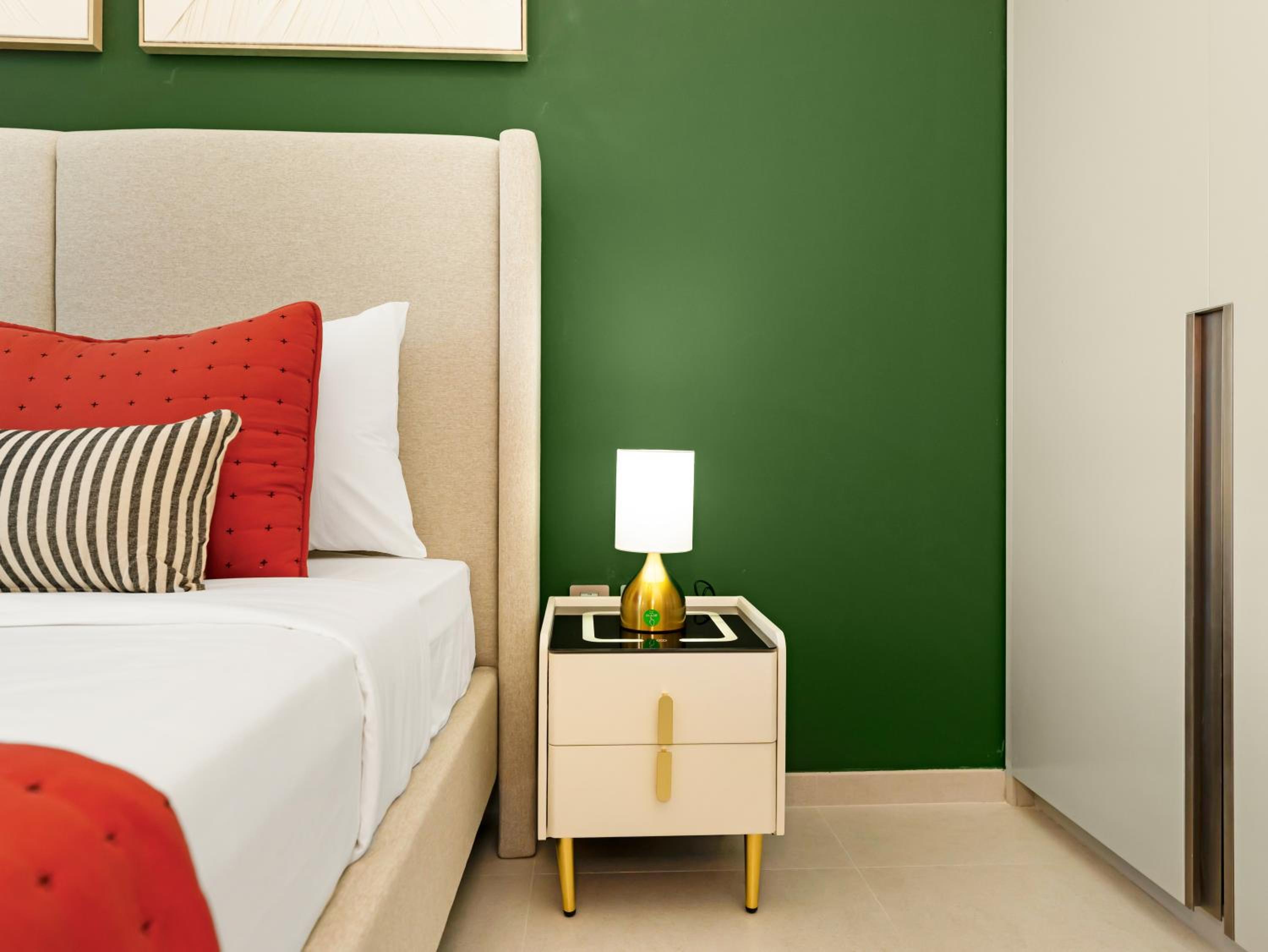 Luxury Two Bedroom Apartment with Balcony, Full Burj Khalifa & Fountain Views by Delujo Stays