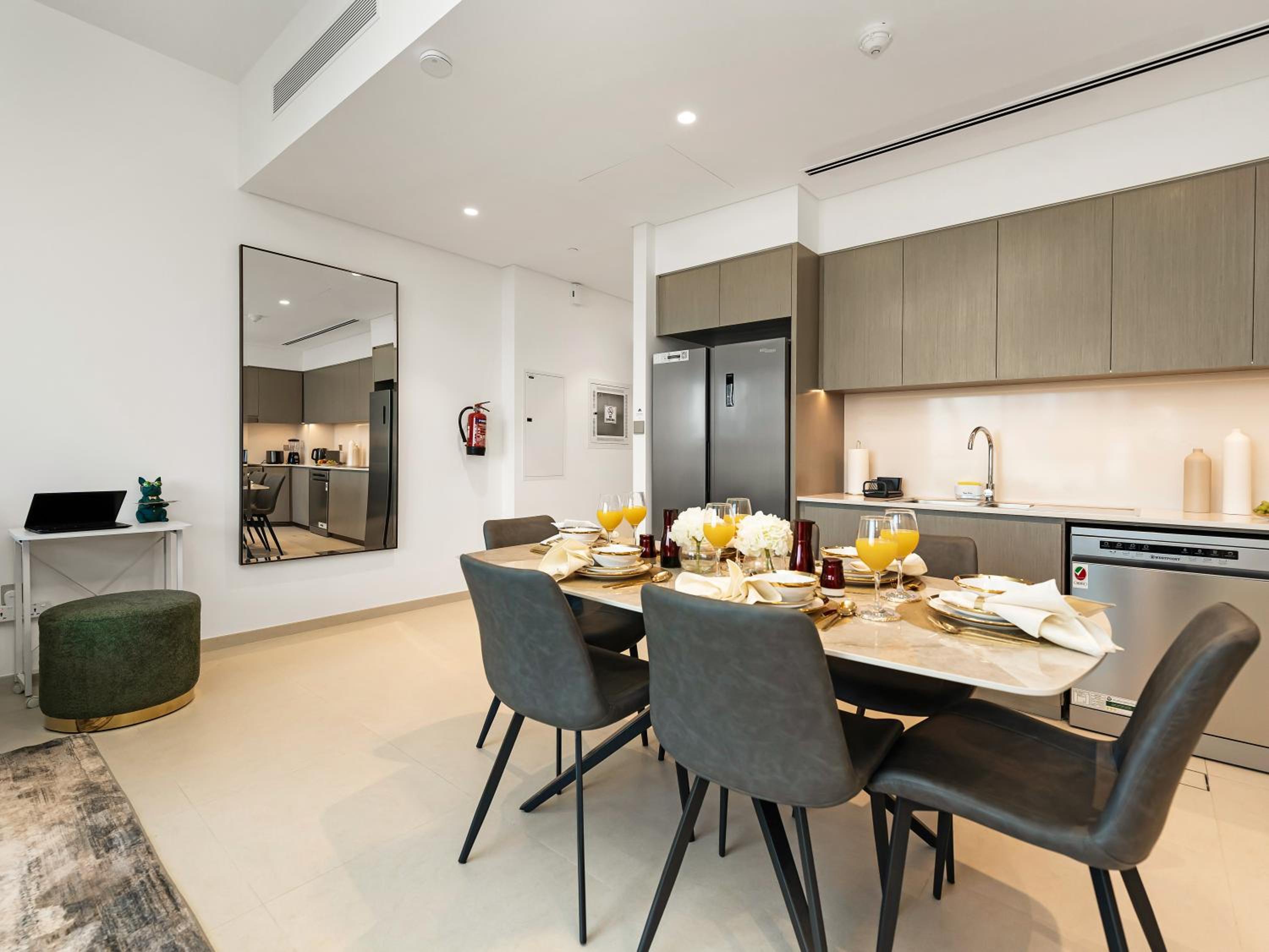 Luxury Two Bedroom Apartment with Balcony, Full Burj Khalifa & Fountain Views by Delujo Stays