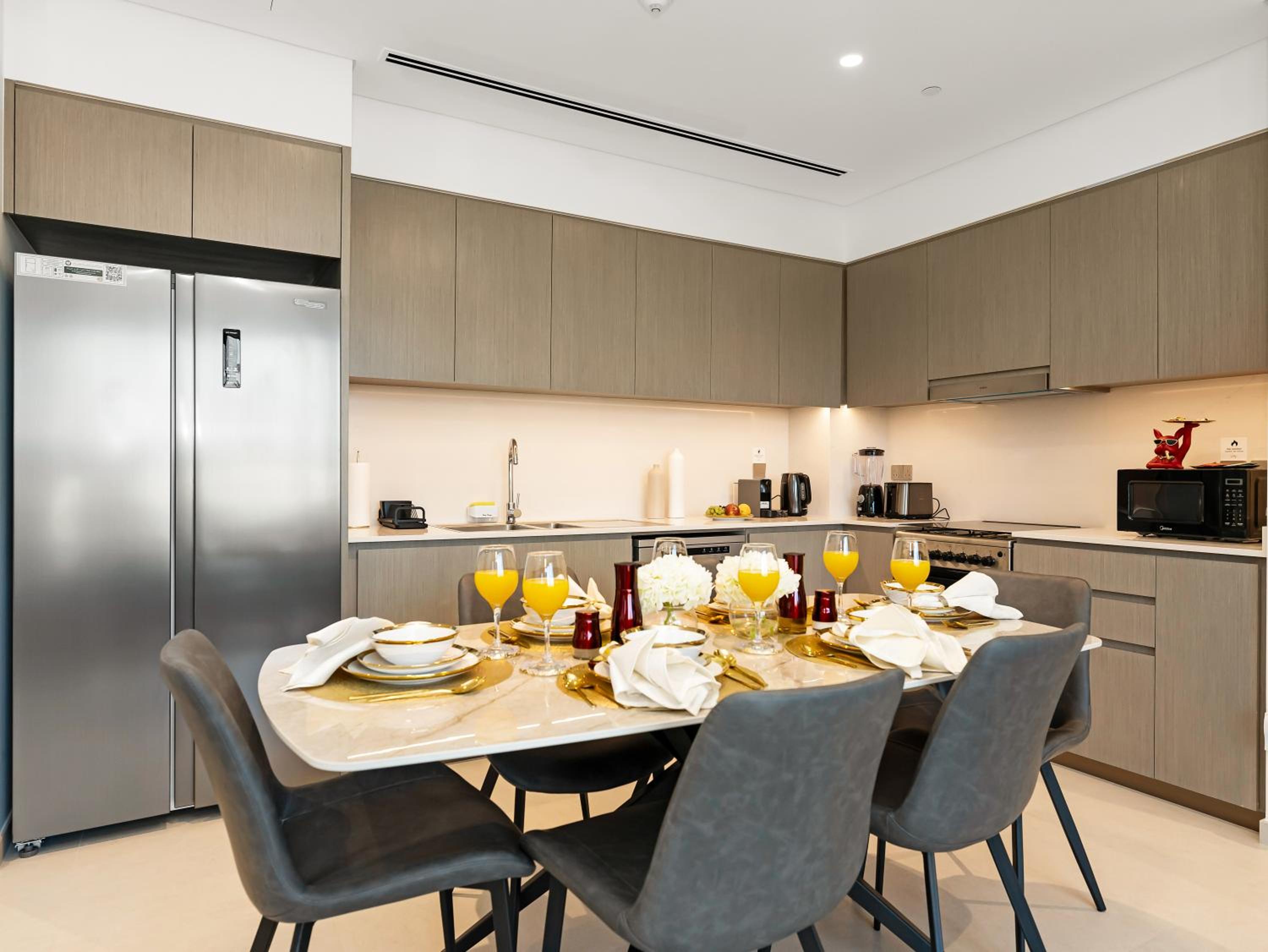 Luxury Two Bedroom Apartment with Balcony, Full Burj Khalifa & Fountain Views by Delujo Stays