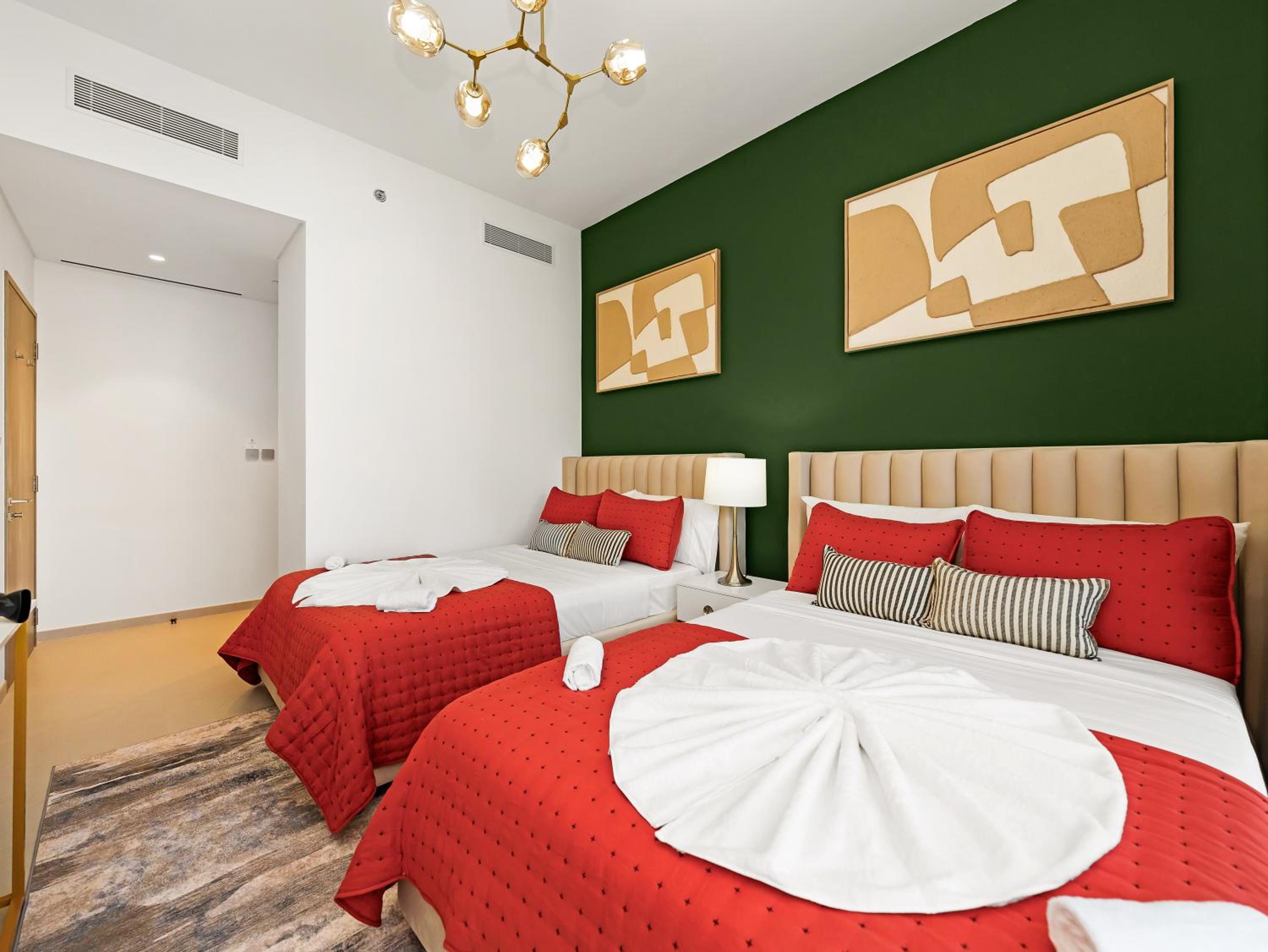 Luxury Two Bedroom Apartment with Balcony, Full Burj Khalifa & Fountain Views by Delujo Stays