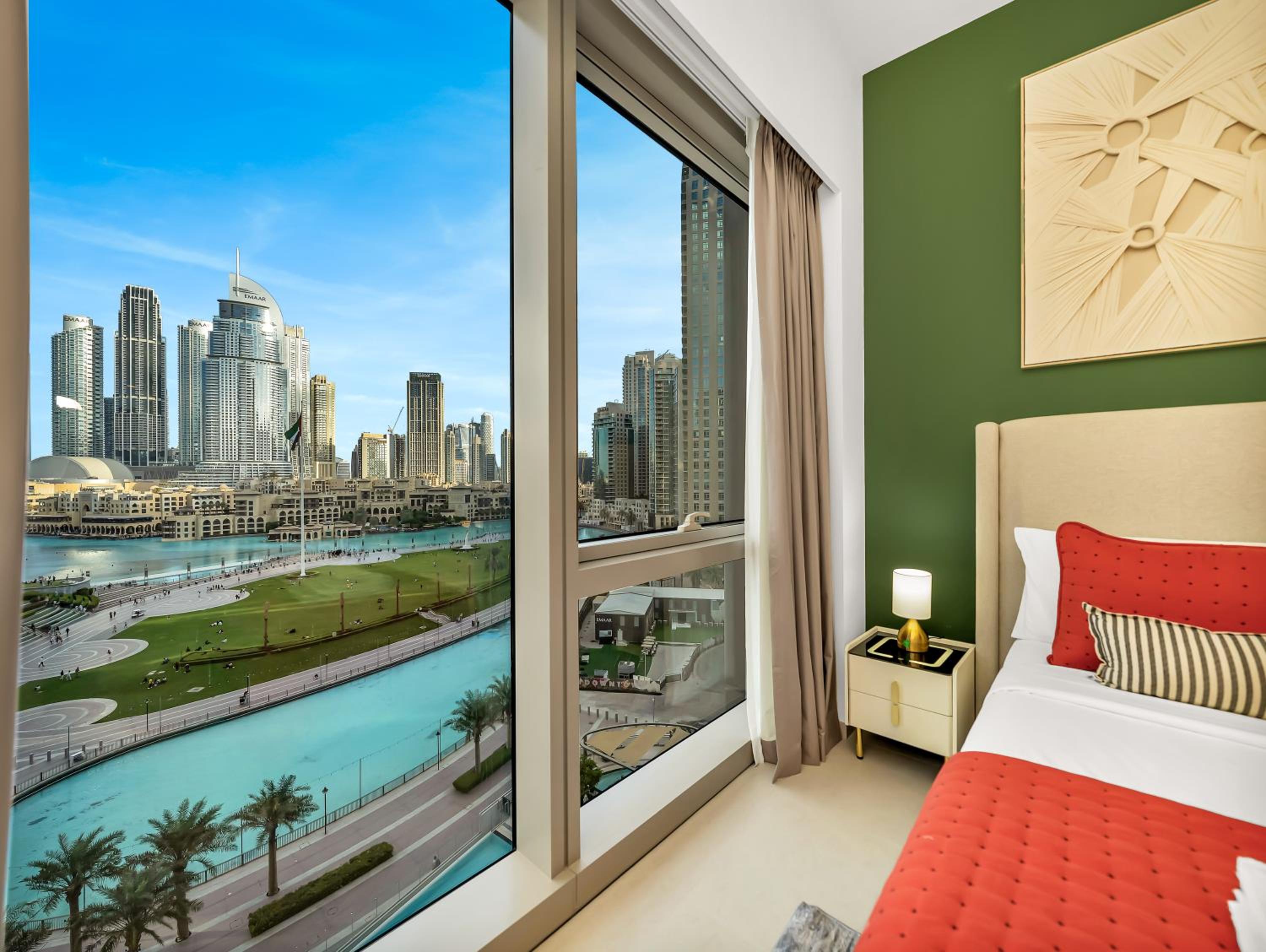 Luxury Two Bedroom Apartment with Balcony, Full Burj Khalifa & Fountain Views by Delujo Stays