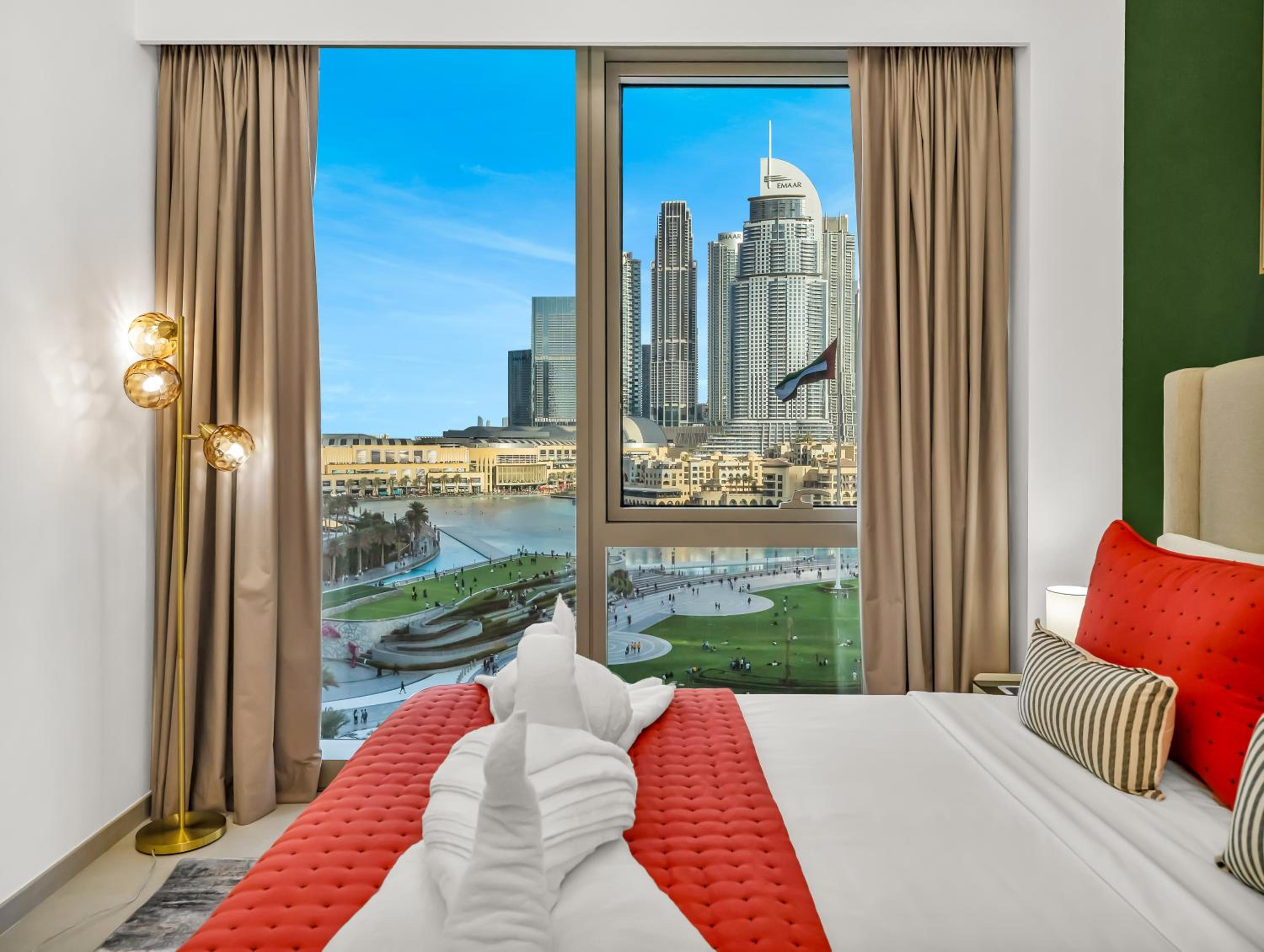 Luxury Two Bedroom Apartment with Balcony, Full Burj Khalifa & Fountain Views by Delujo Stays
