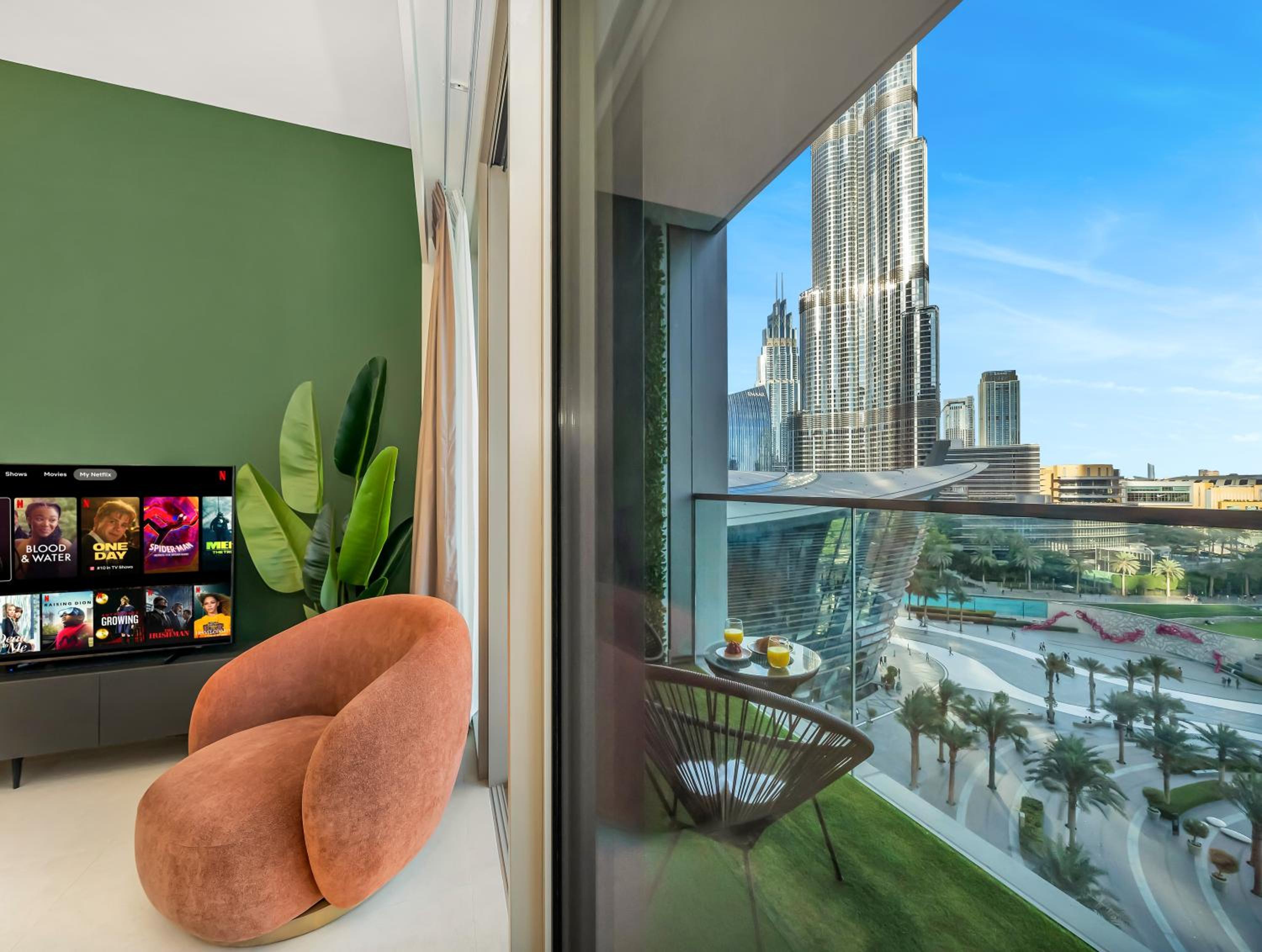 Luxury Two Bedroom Apartment with Balcony, Full Burj Khalifa & Fountain Views by Delujo Stays
