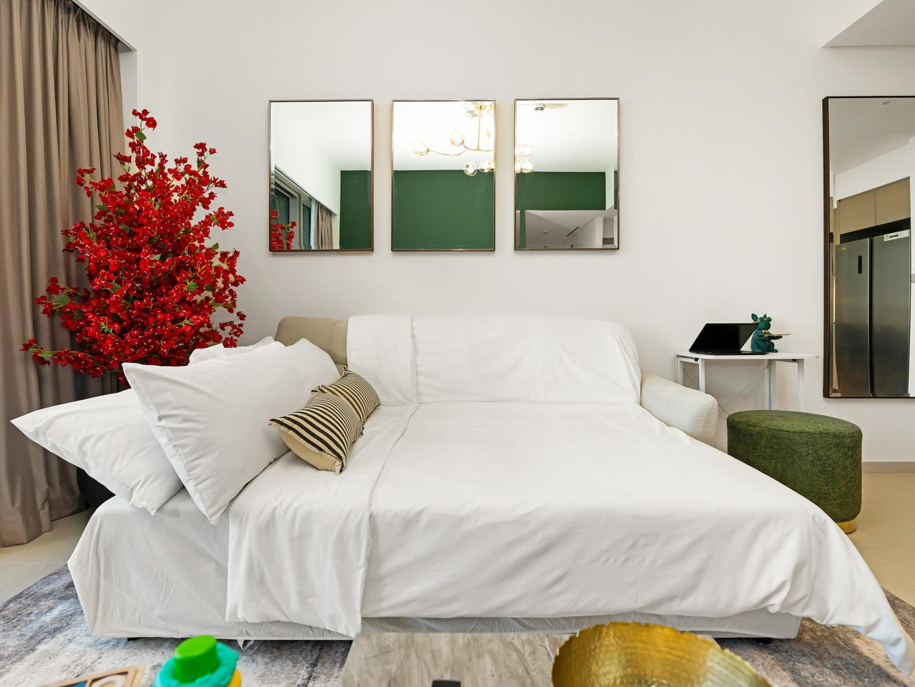 Luxury Two Bedroom Apartment with Balcony, Full Burj Khalifa & Fountain Views by Delujo Stays