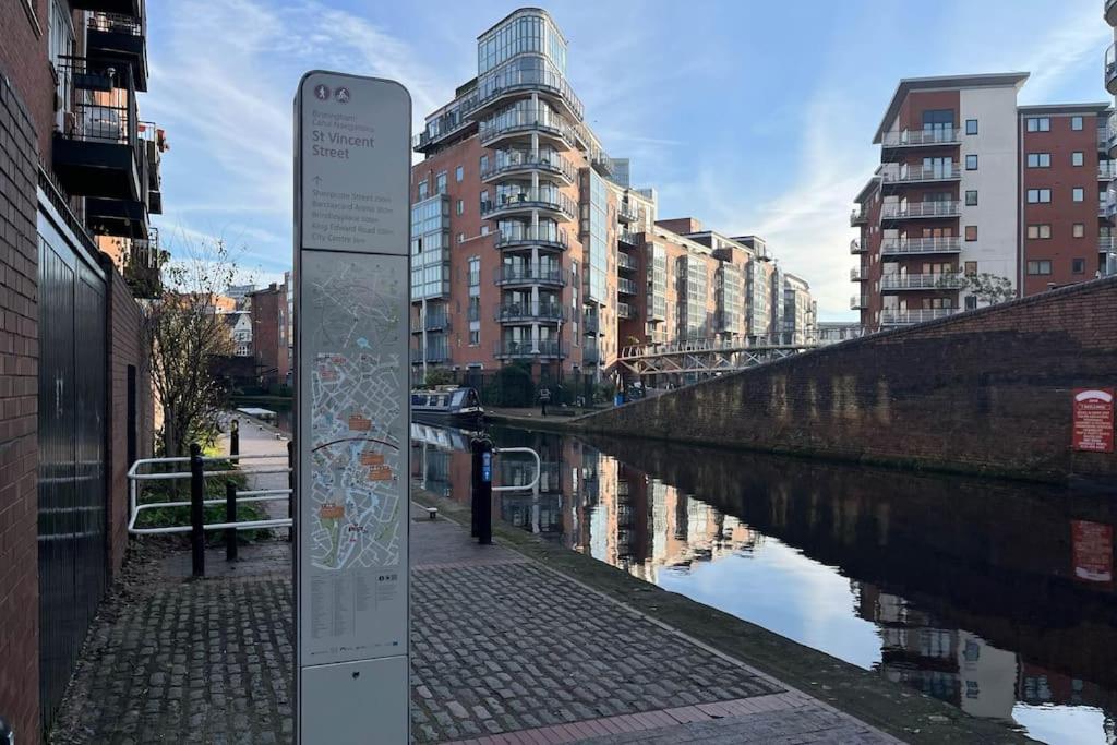 Swanky Brindley Place Apartment - With Free Parking