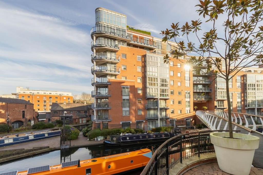 Swanky Brindley Place Apartment - With Free Parking