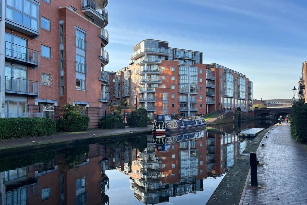 Swanky Brindley Place Apartment - With Free Parking
