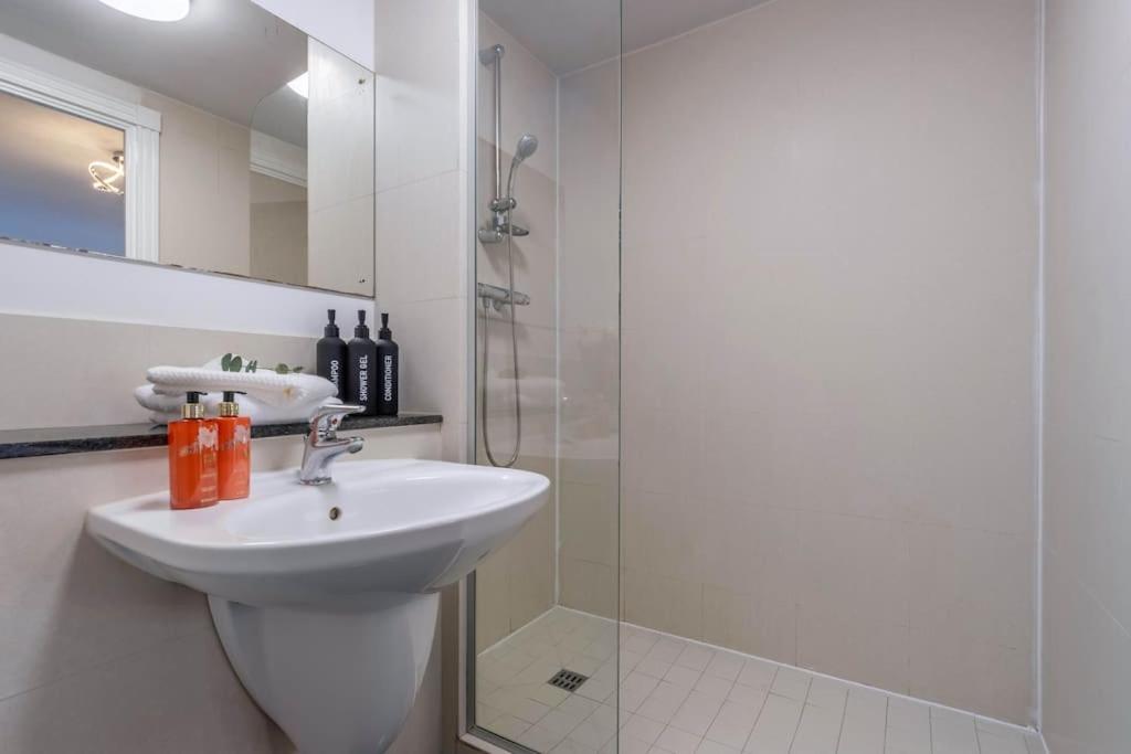 Swanky Brindley Place Apartment - With Free Parking