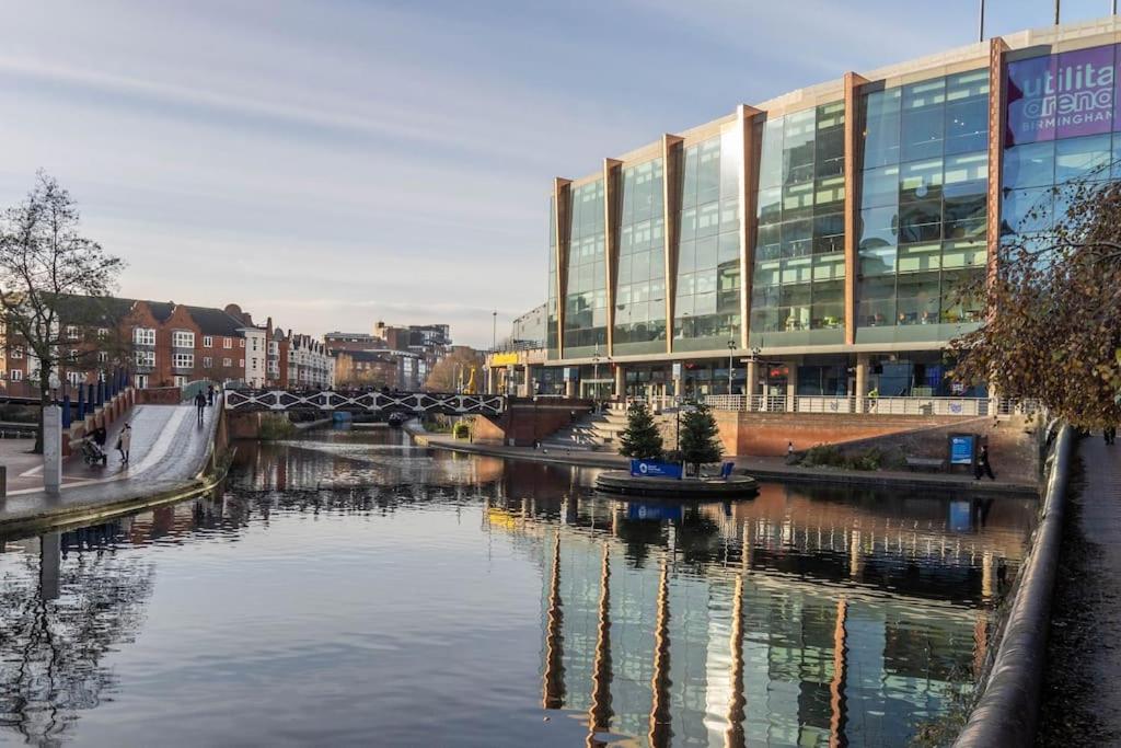 Swanky Brindley Place Apartment - With Free Parking