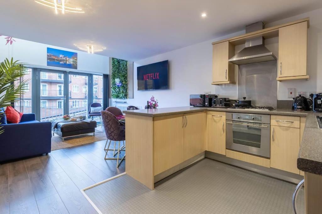 Swanky Brindley Place Apartment - With Free Parking