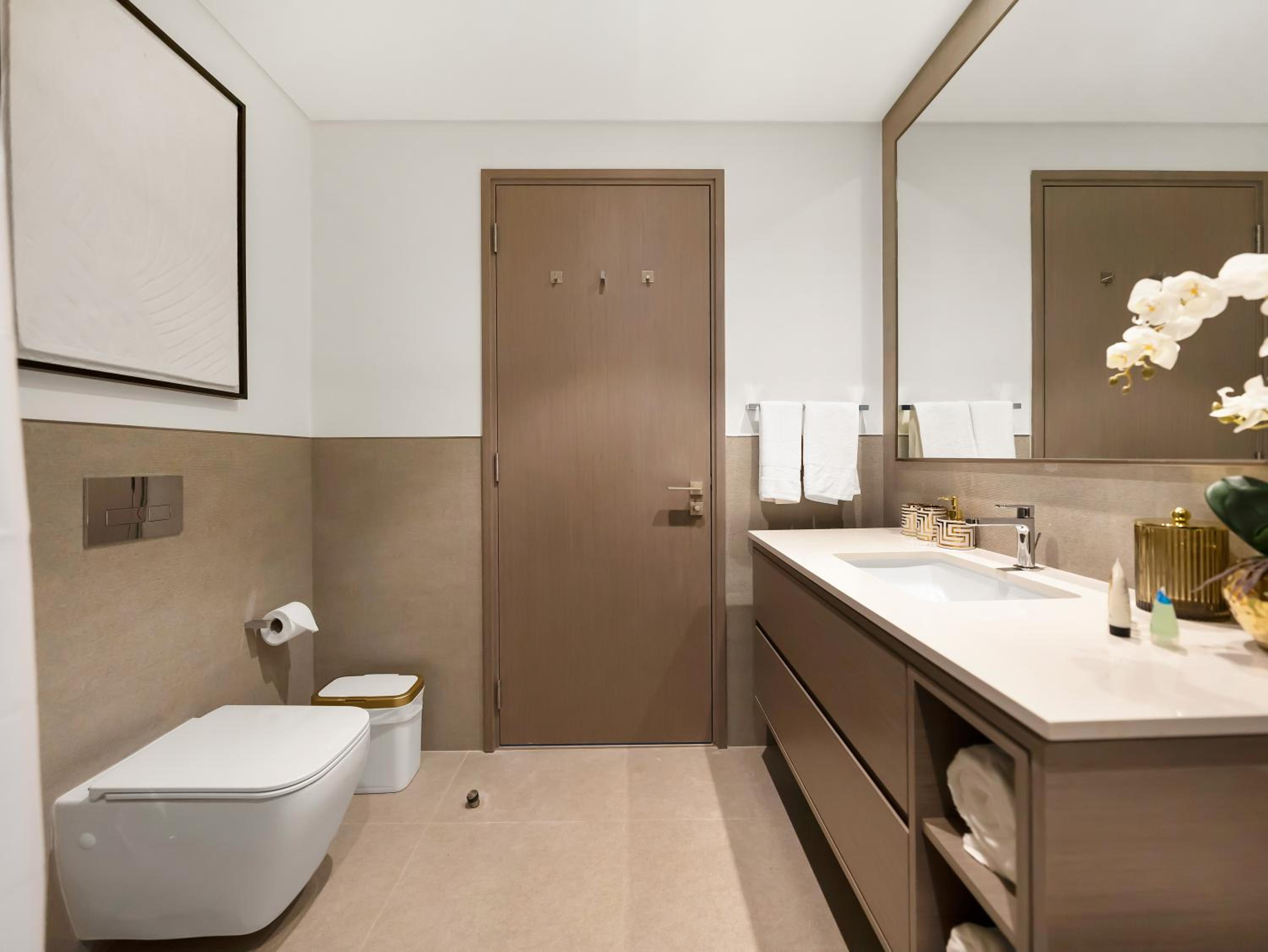 Luxury Two Bedroom Apartment with Balcony, Full Burj Khalifa & Fountain Views by Delujo Stays