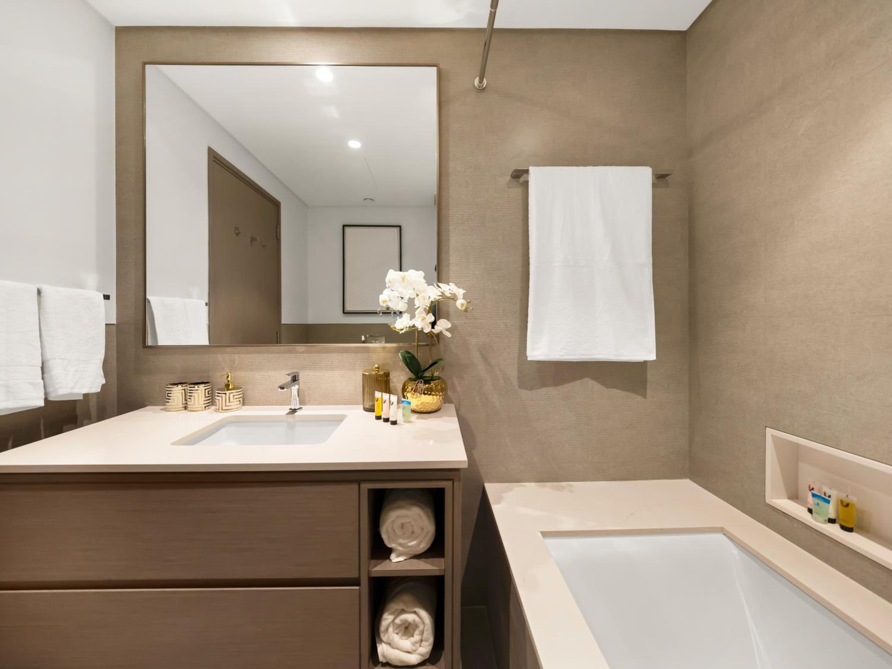 Luxury Two Bedroom Apartment with Balcony, Full Burj Khalifa & Fountain Views by Delujo Stays