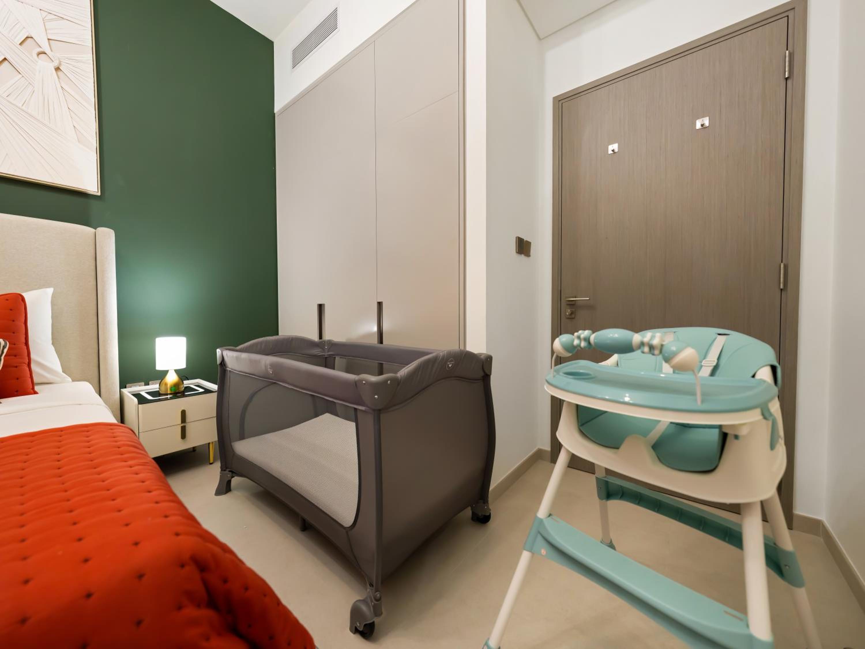 Luxury Two Bedroom Apartment with Balcony, Full Burj Khalifa & Fountain Views by Delujo Stays