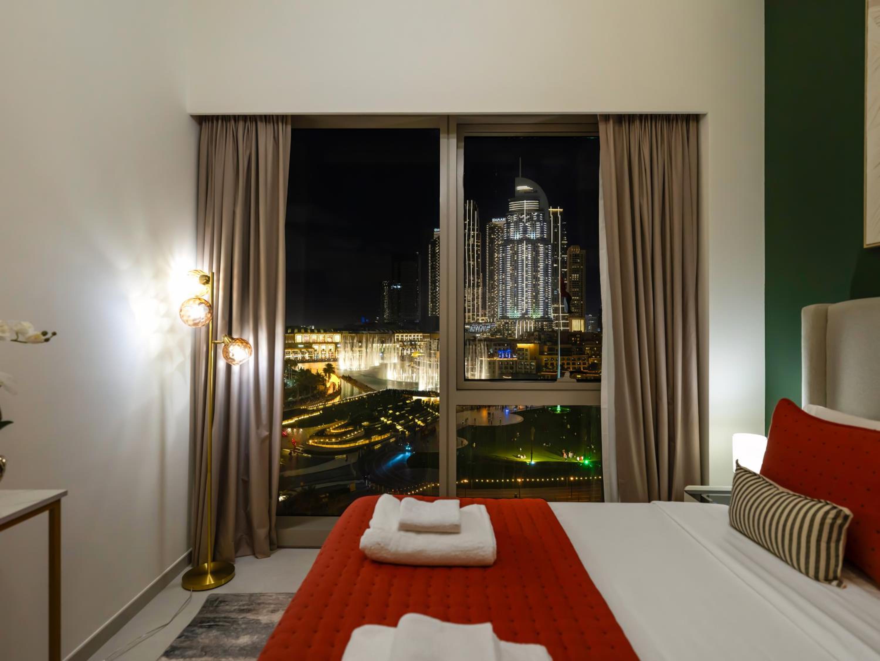 Luxury Two Bedroom Apartment with Balcony, Full Burj Khalifa & Fountain Views by Delujo Stays