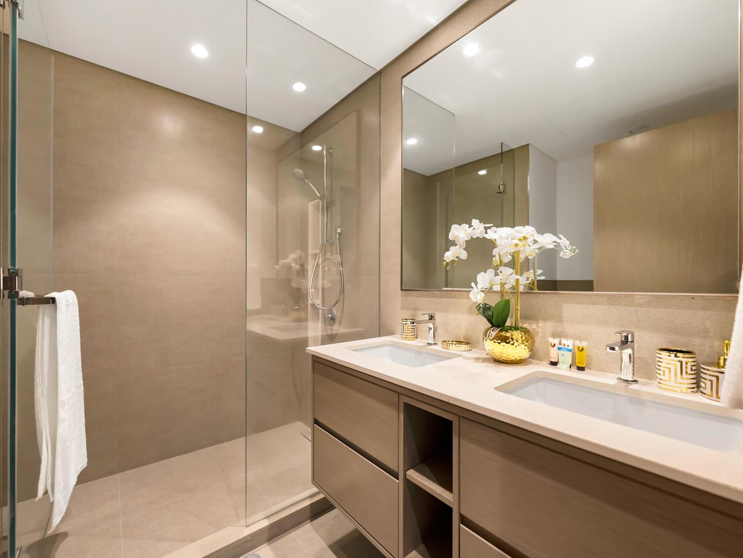 Luxury Two Bedroom Apartment with Balcony, Full Burj Khalifa & Fountain Views by Delujo Stays
