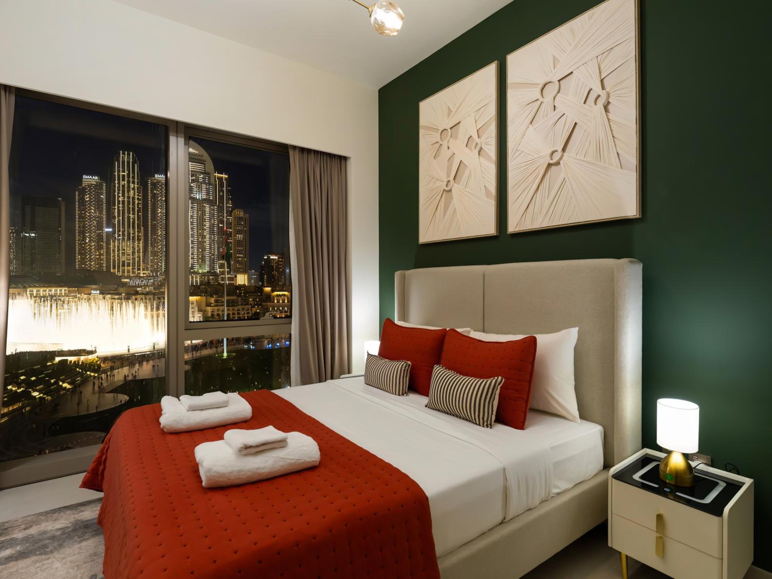 Luxury Two Bedroom Apartment with Balcony, Full Burj Khalifa & Fountain Views by Delujo Stays