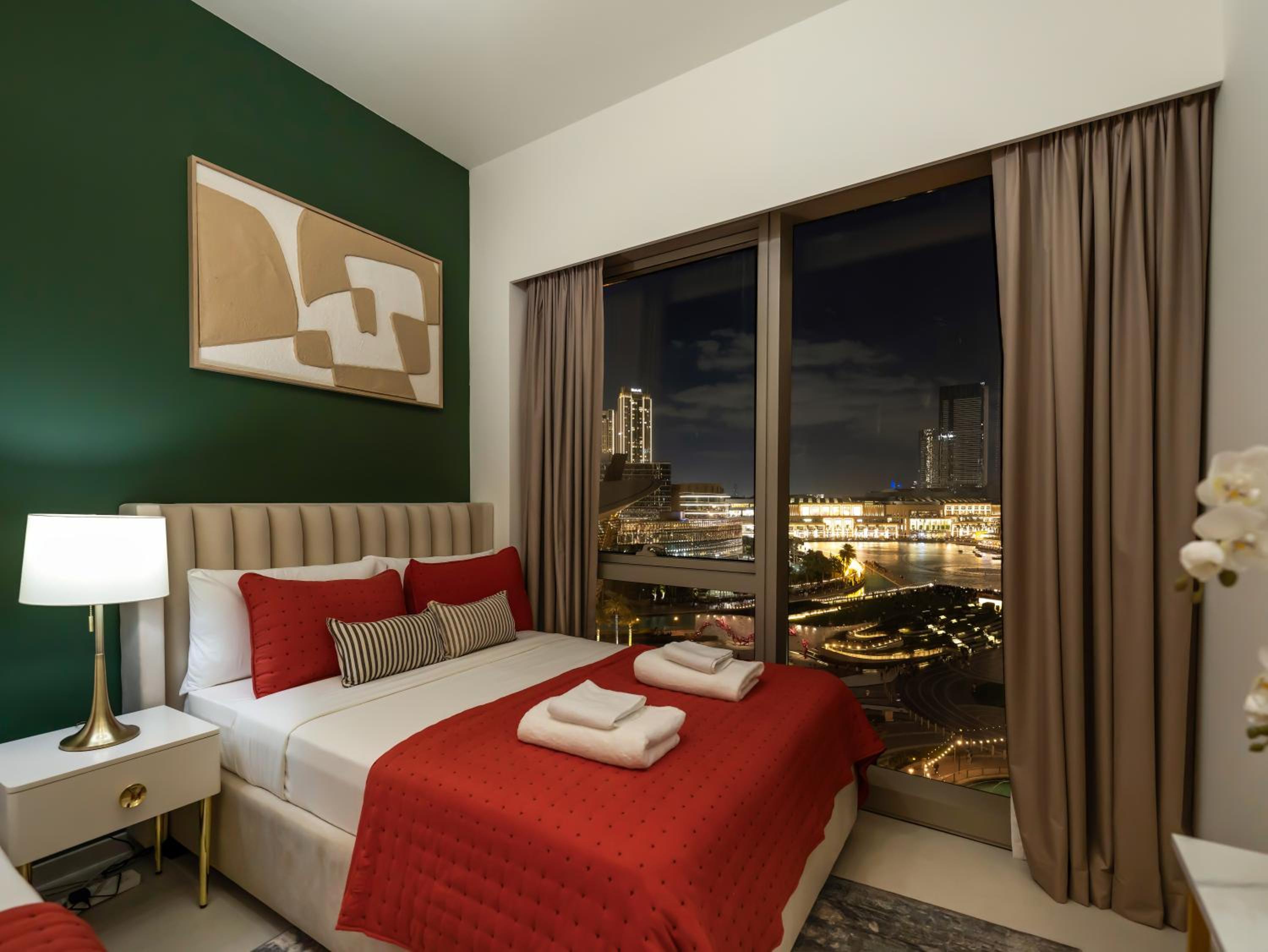 Luxury Two Bedroom Apartment with Balcony, Full Burj Khalifa & Fountain Views by Delujo Stays