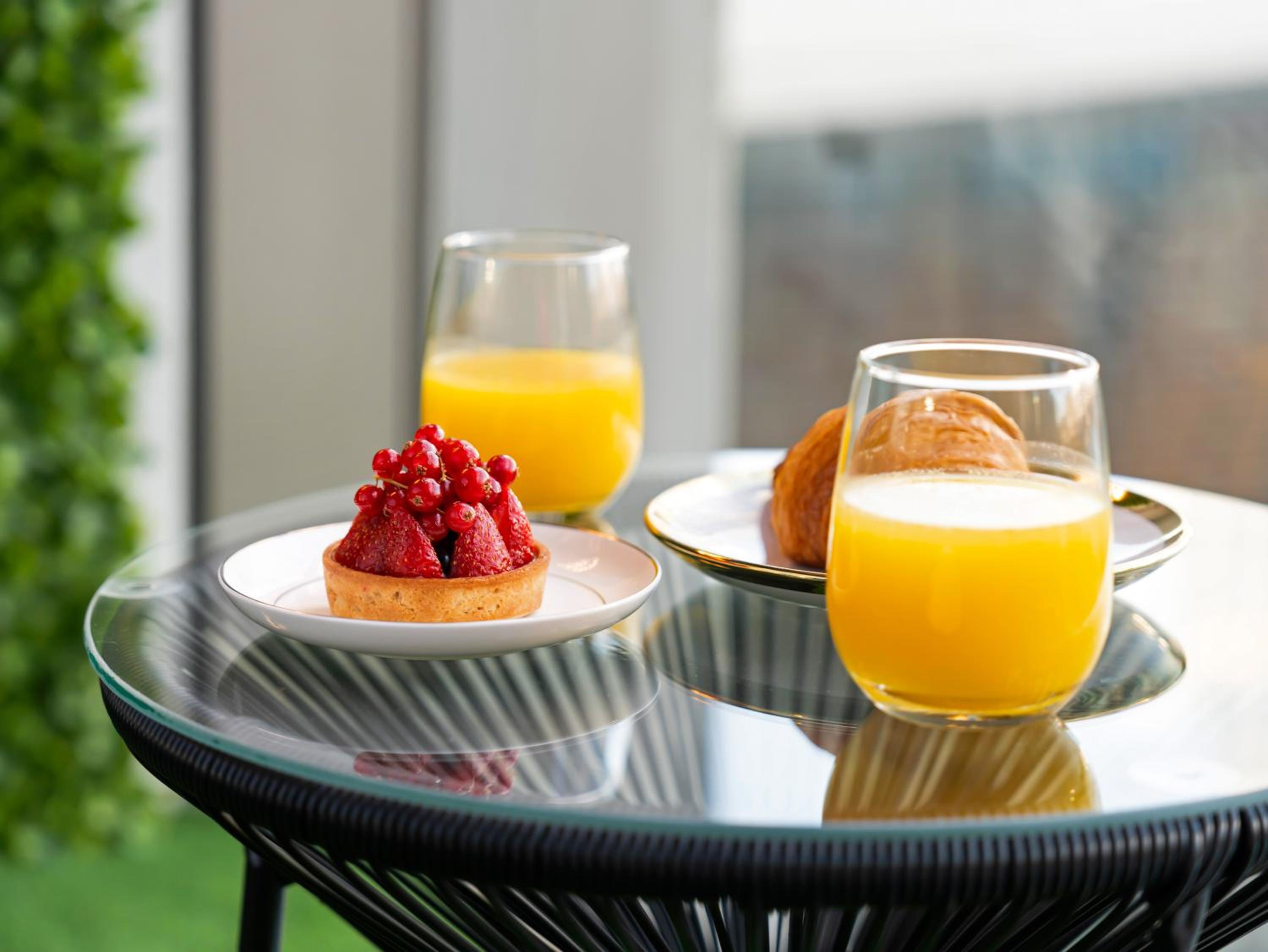 Luxury Two Bedroom Apartment with Balcony, Full Burj Khalifa & Fountain Views by Delujo Stays