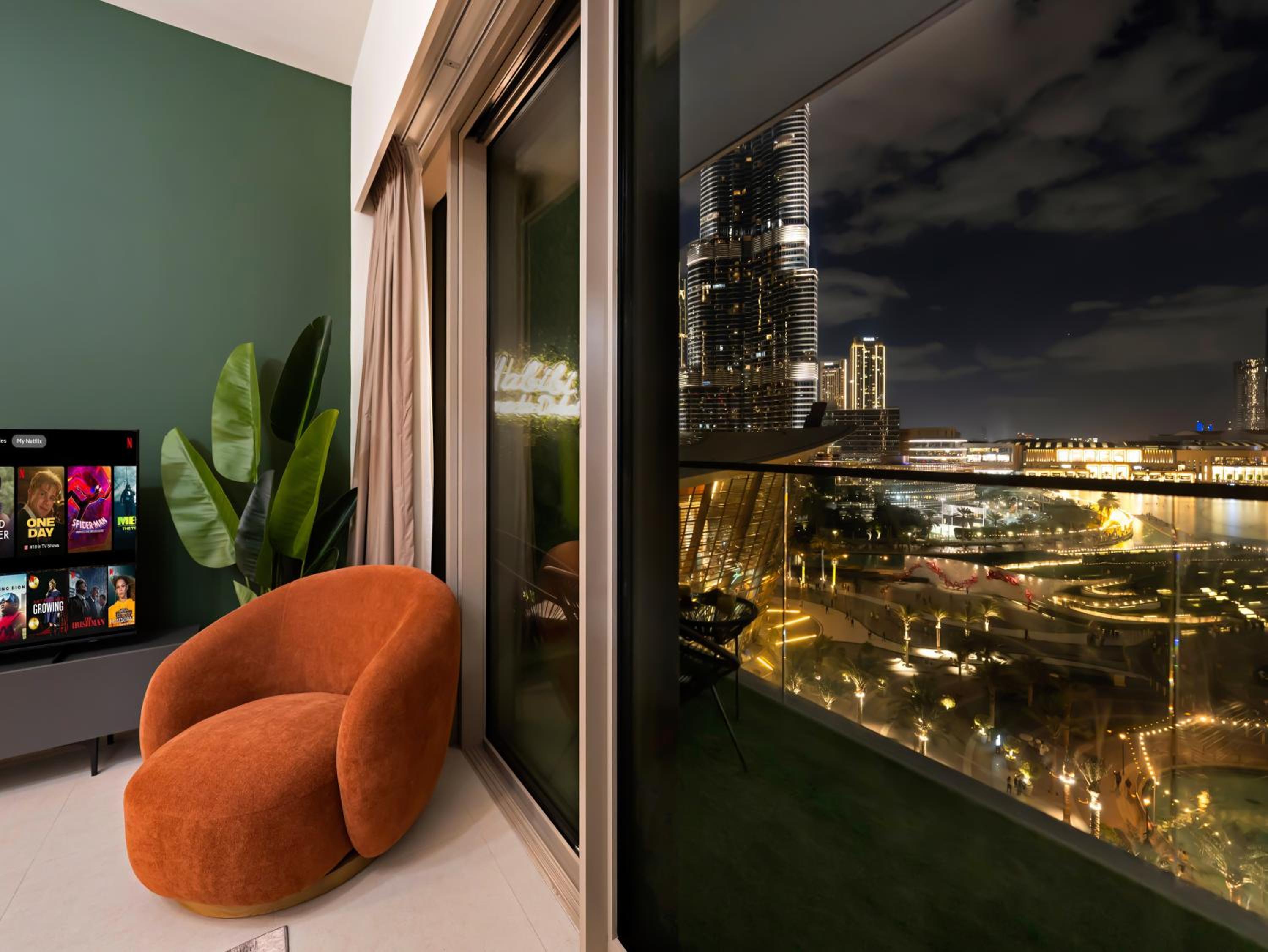 Luxury Two Bedroom Apartment with Balcony, Full Burj Khalifa & Fountain Views by Delujo Stays