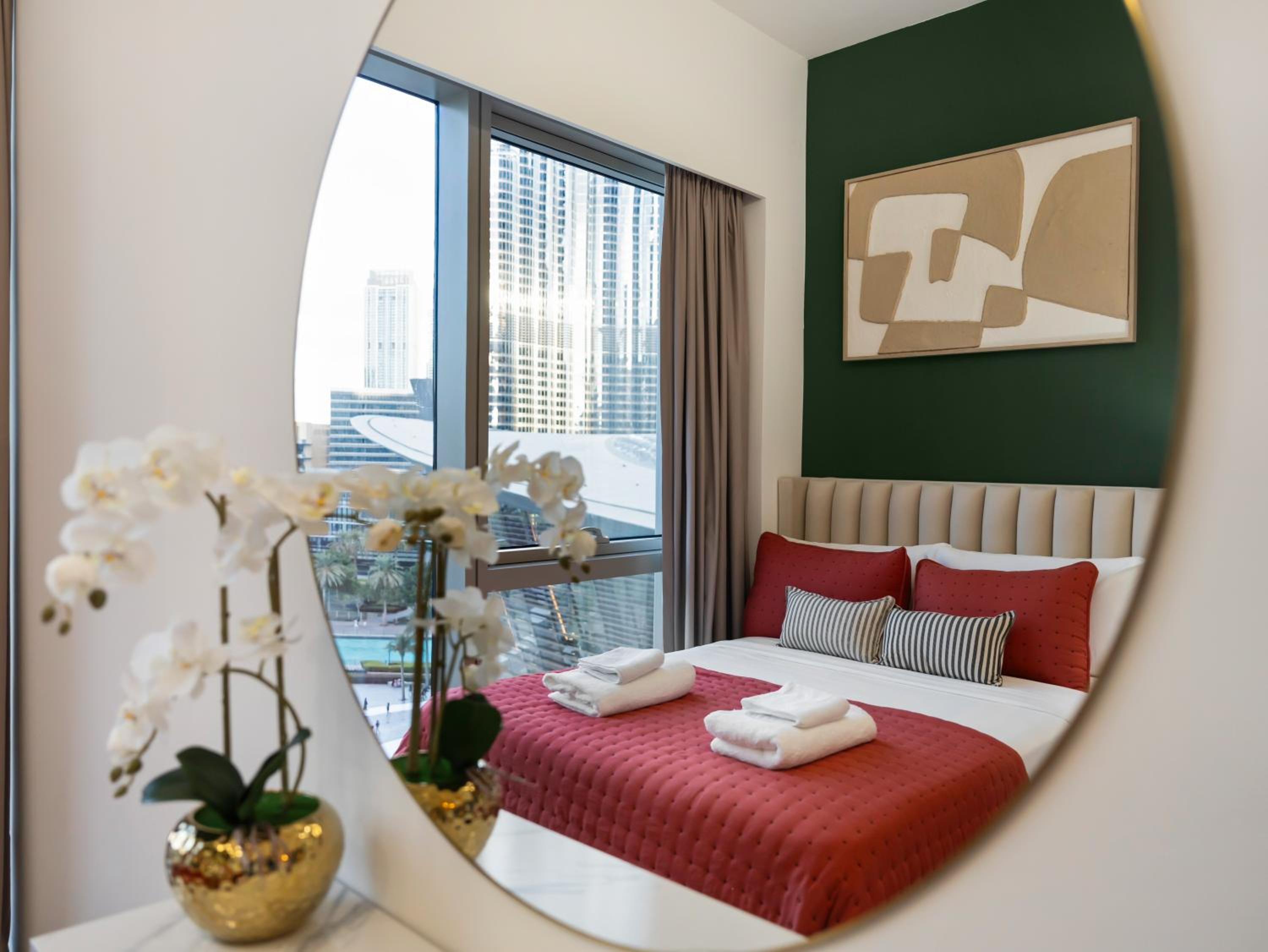 Luxury Two Bedroom Apartment with Balcony, Full Burj Khalifa & Fountain Views by Delujo Stays