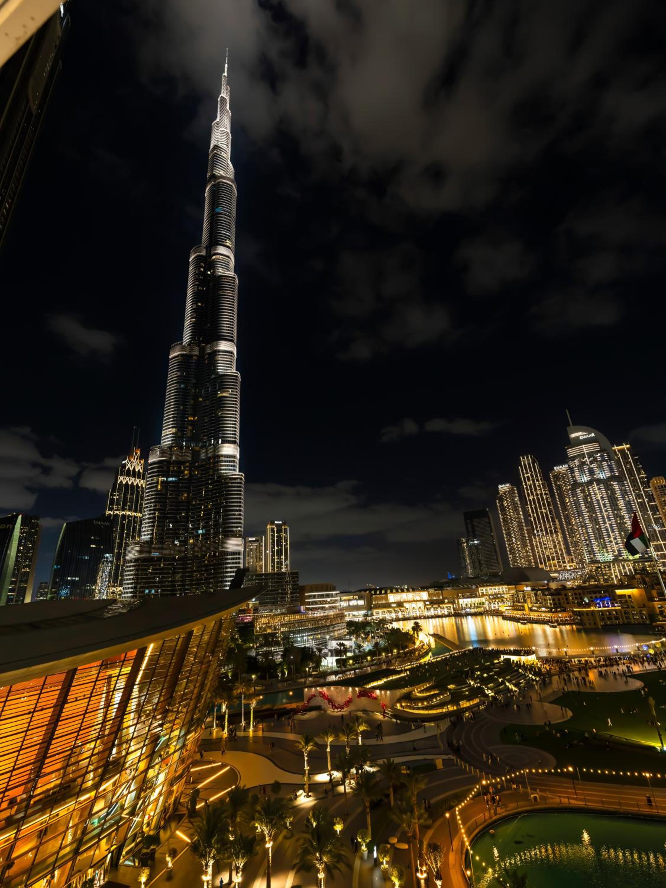 Luxury Two Bedroom Apartment with Balcony, Full Burj Khalifa & Fountain Views by Delujo Stays