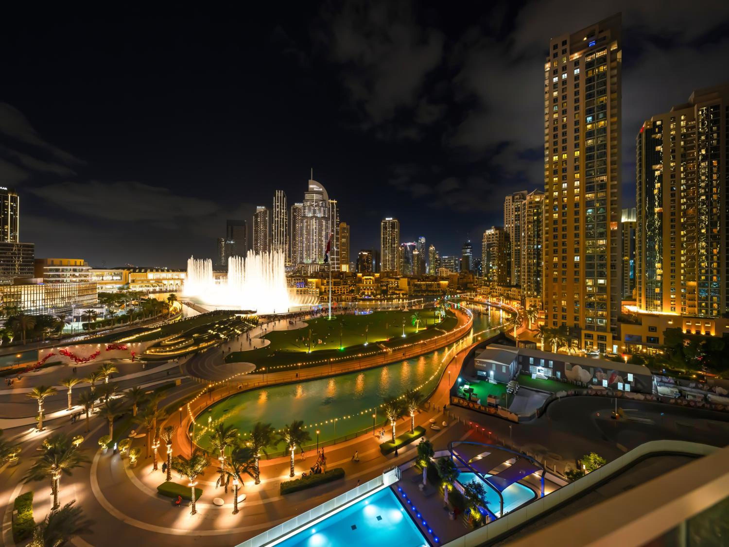 Luxury Two Bedroom Apartment with Balcony, Full Burj Khalifa & Fountain Views by Delujo Stays