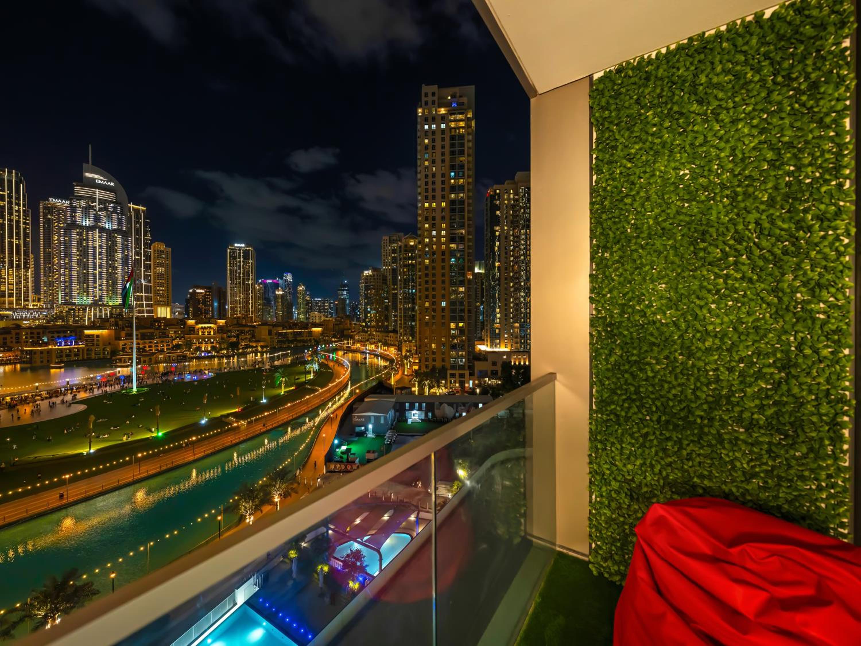 Luxury Two Bedroom Apartment with Balcony, Full Burj Khalifa & Fountain Views by Delujo Stays